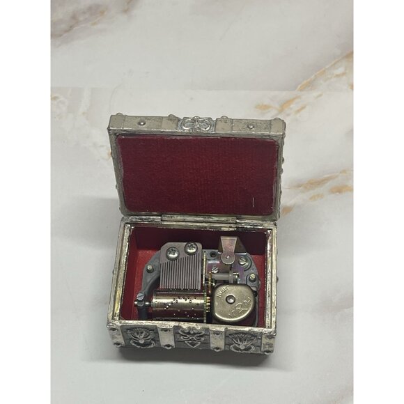 Vintage Music Box Treasure Chest with Lion's Head Made In Japan Fuji Working - Picture 5 of 14